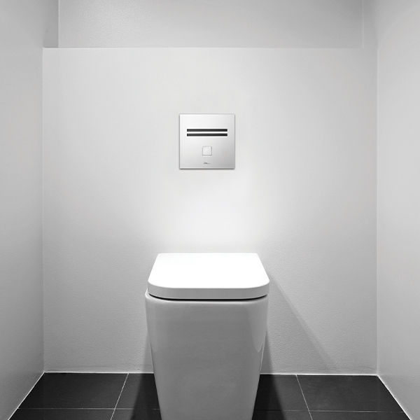 Nara 2032 Touch free electronic flush valve | Nara 2032 on site 2 Touch-free electronic W.C. flush valve with a mechanical override button - Nara 2032 on_site_2 - Automatic Flush Valve